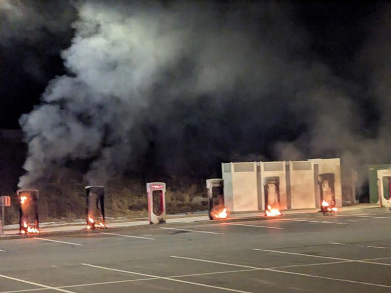 河内1.5分彩：一场激烈“对抗”在美国爆发，特斯拉成风暴眼